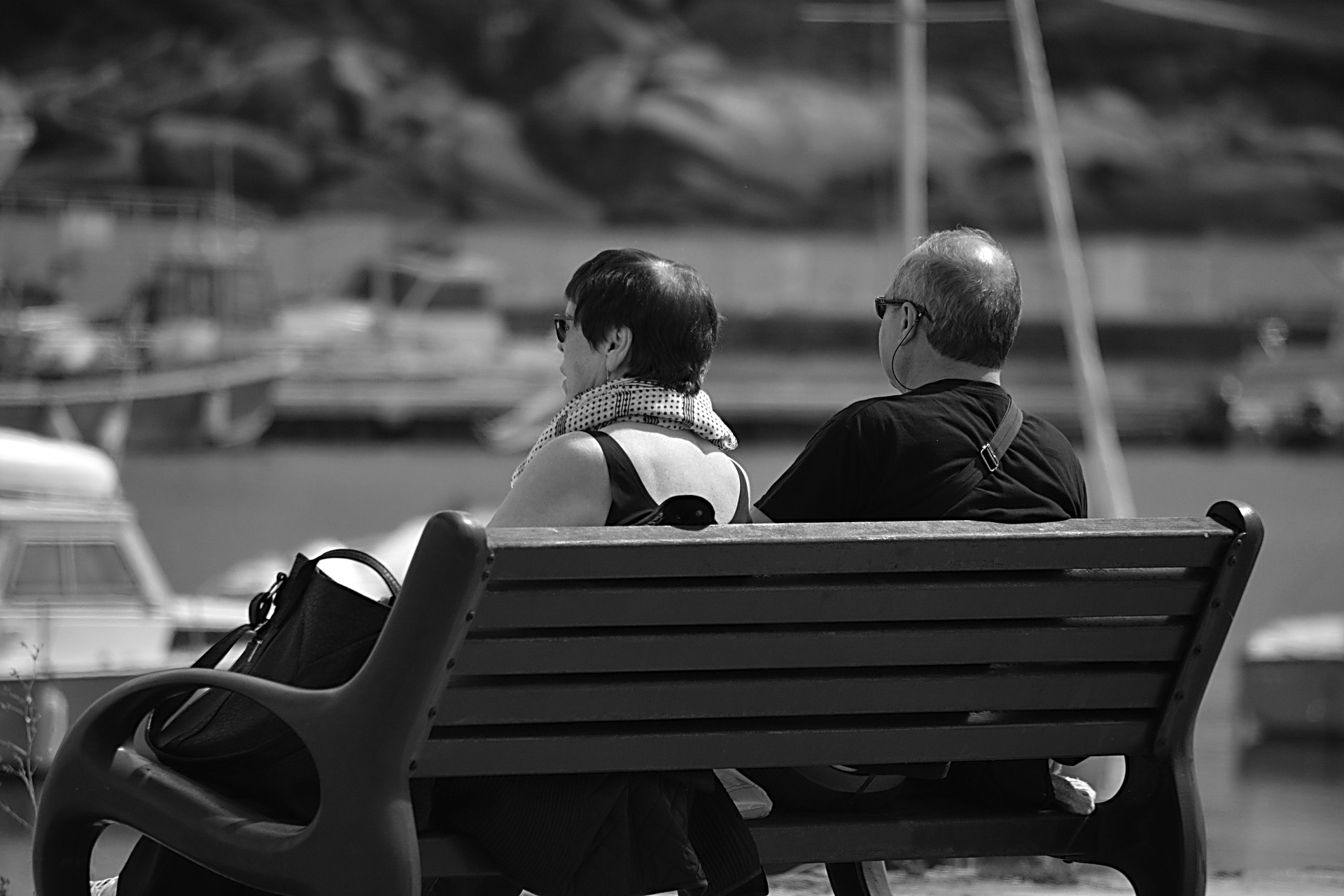 Couple on a park bench, image via Pixabay