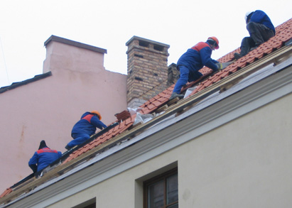 construction workers climb on tile roof without any fall protection