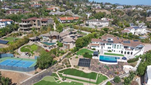 Mansions in California neighborhood