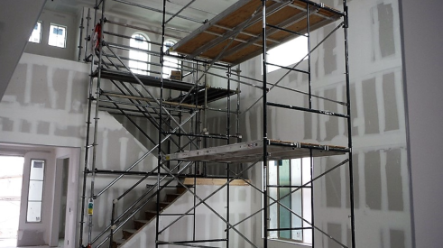 Safe interior scaffolding on a construction site uses guardrails
