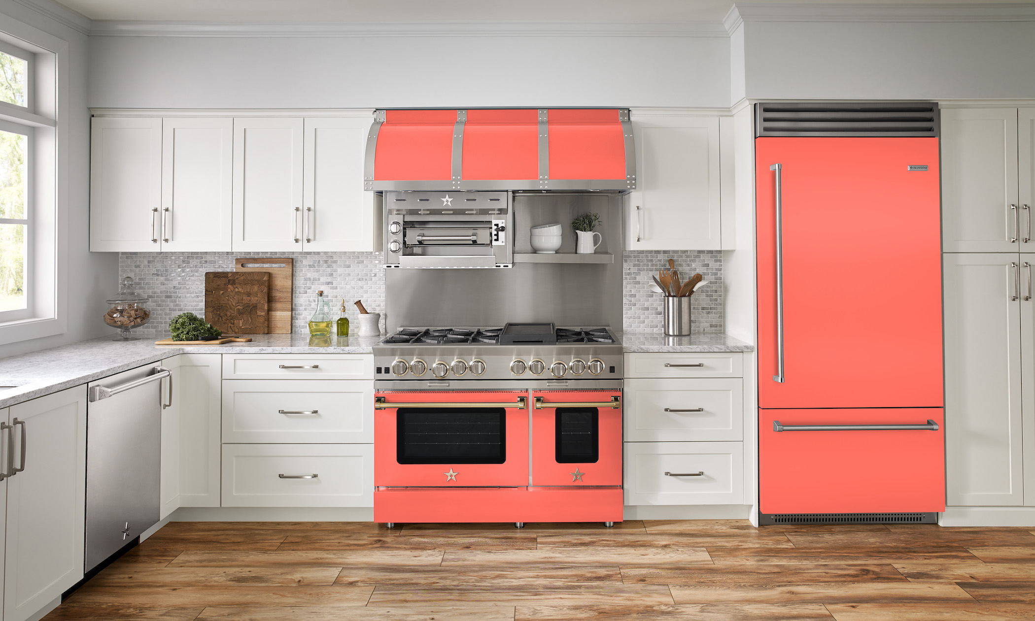 Showcasing its color-matching prowess, BlueStar’s full kitchen appliance suite is now available in a brilliant hue inspired by Pantone’s 2019 Color of the Year, Living Coral. 