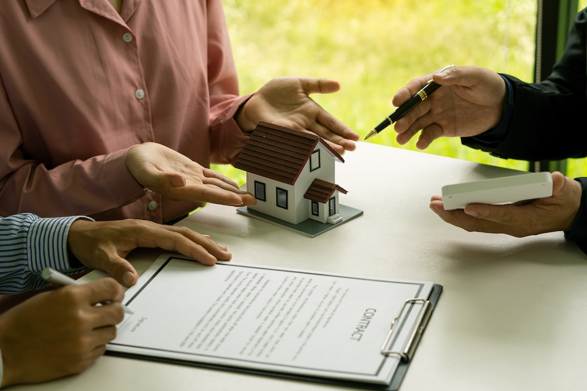 Homebuyers are signing a contract.