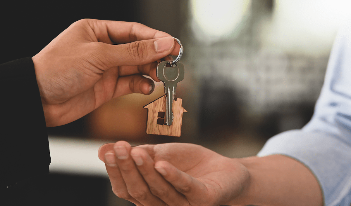 Home key handoff as assumable mortgage transfers homeownership at a lower mortgage rate