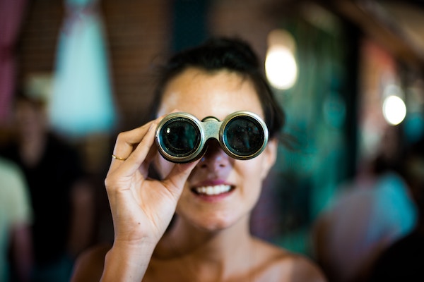Woman_looking_through_binoculars