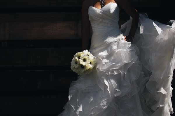 Wedding_dress_and_bouquet