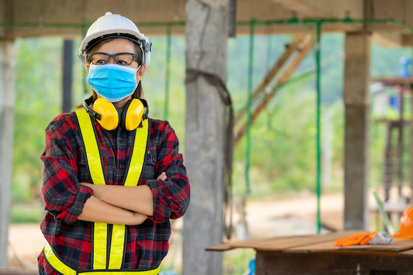 Construction worker wearing COVID-19 face mask