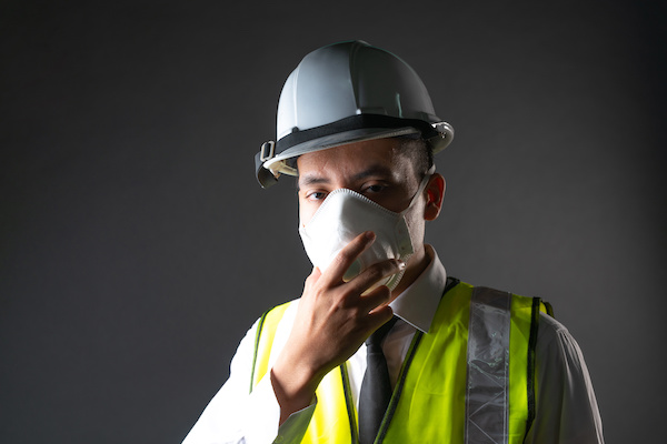 construction worker wearing protective face mask