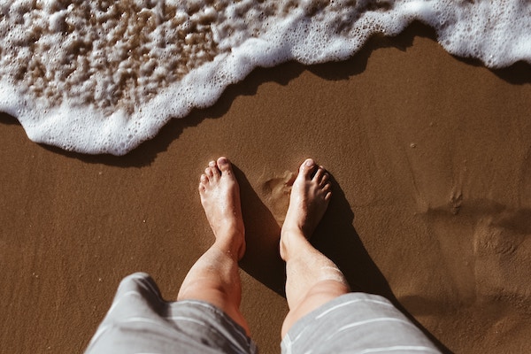 feet_and_shore