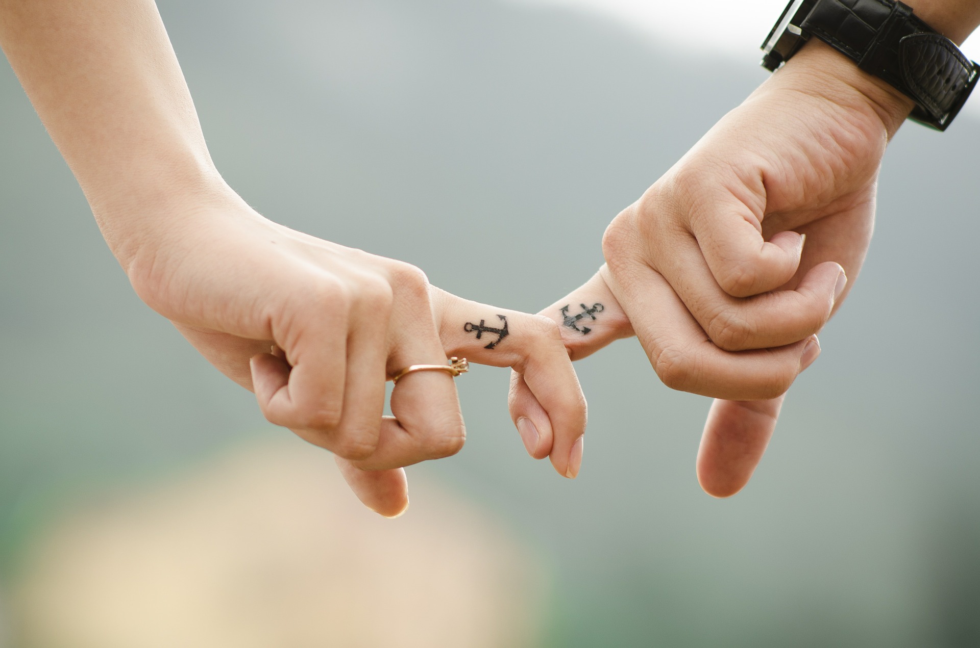 Holding hands, Takmeomeo via Pixabay
