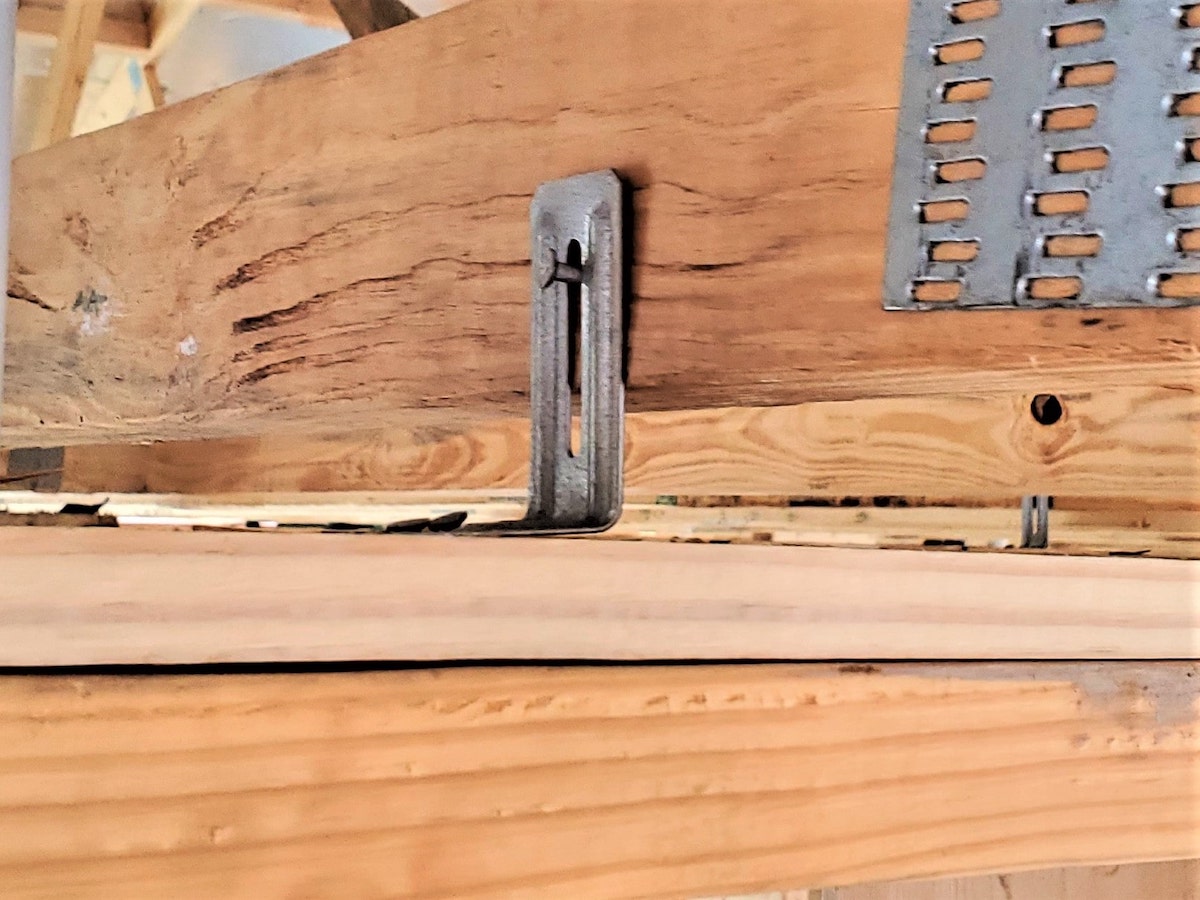 Drywall clip with slot