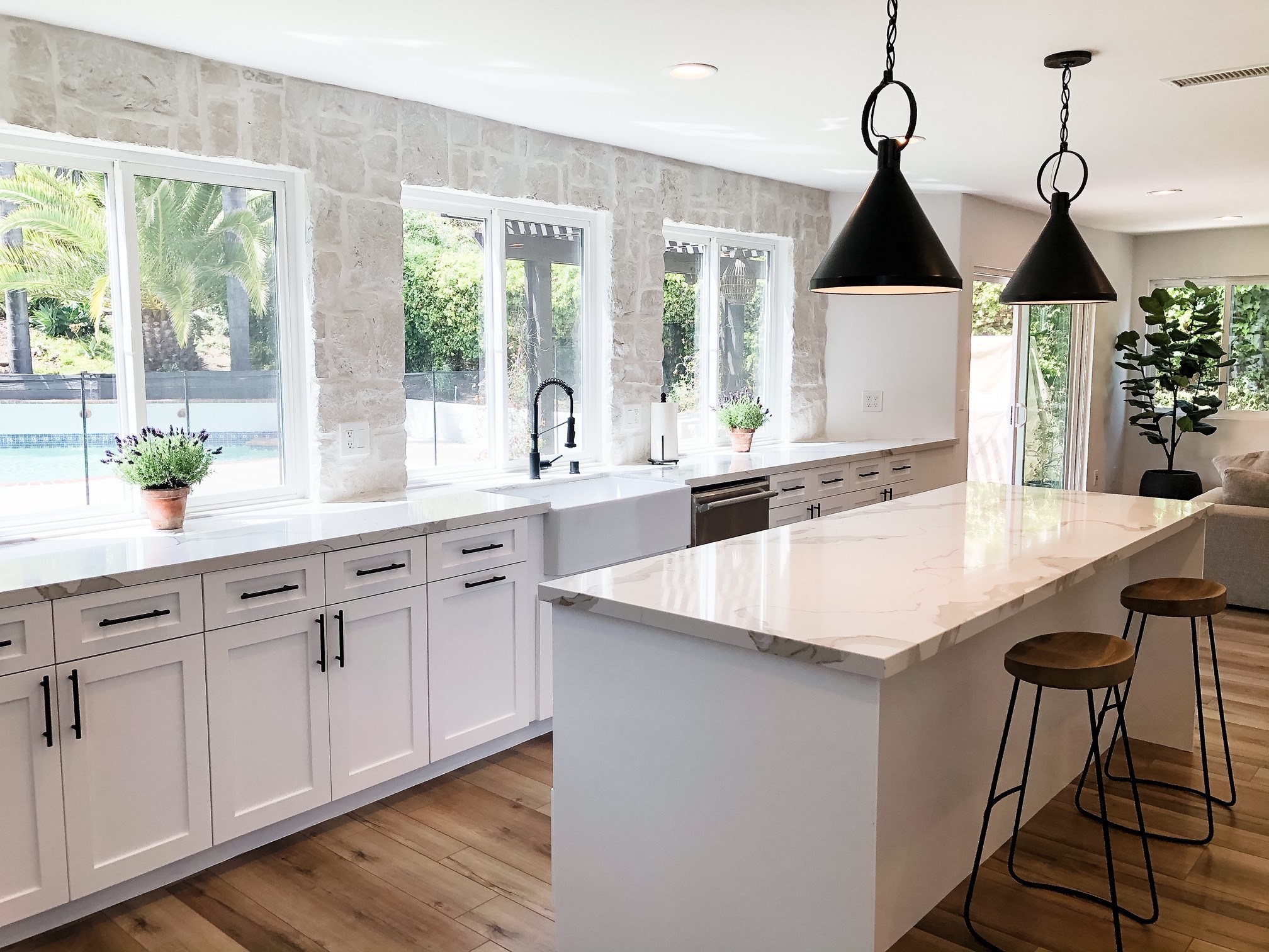 Eldorado Stone photograph of gorgeous modern kitchen