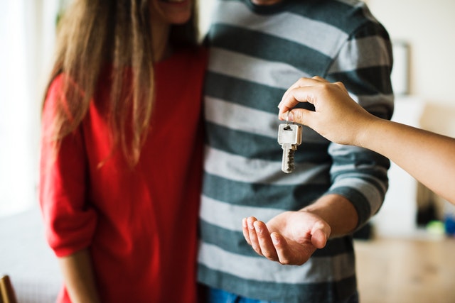 Keys_handed_over_to_couple