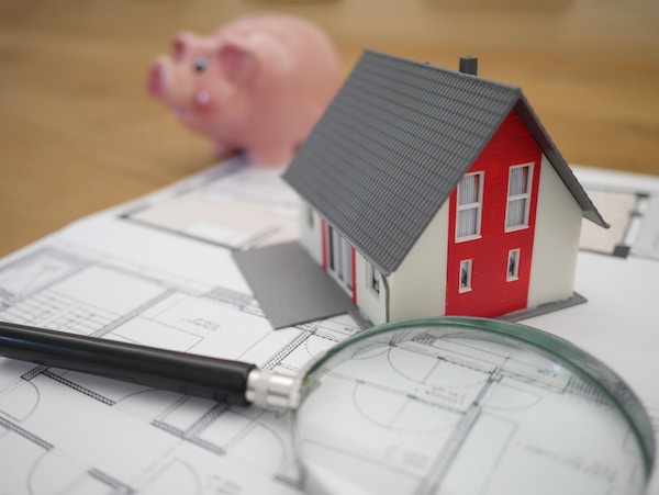 Piggy_bank_and_model_house