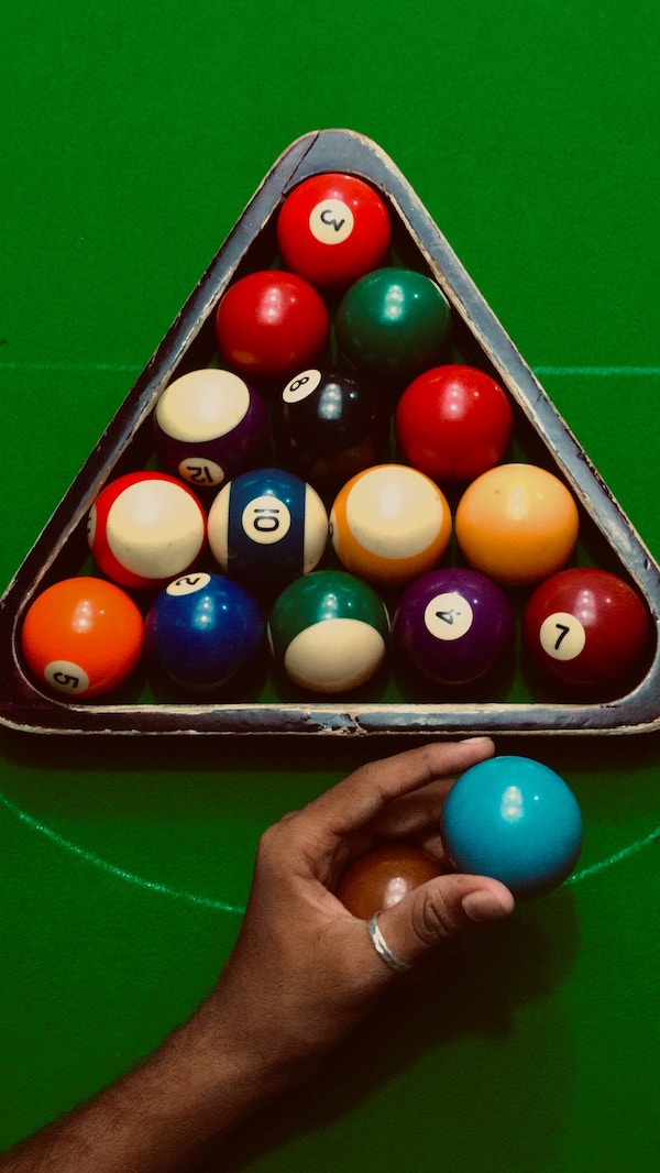 Pool_table_balls_in_rack