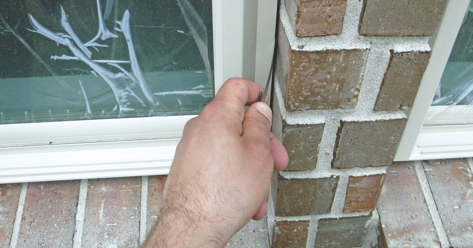 Expansion gap between window and masonry wall 