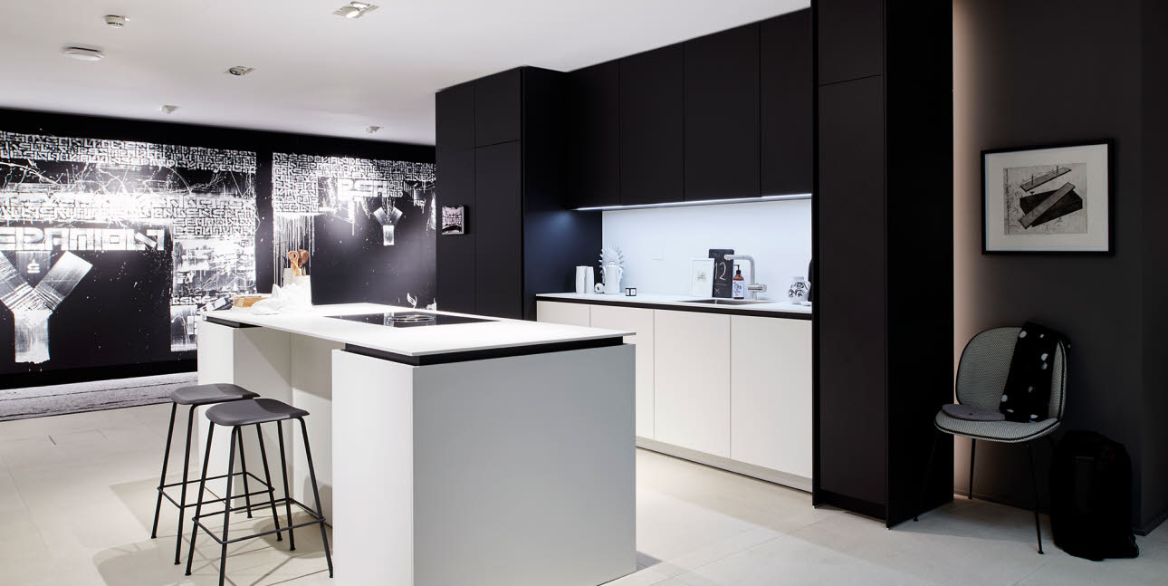 Inspired by 1960s futurism and designed to offer luxury at a variety of price points, German manufacturer Poggenpohl has refreshed its +Segmento cabinetry to appeal to younger buyers. The +Segmento Y collection plays with duality with its black and white matte surfaces, seeking to infuse the kitchen with balance and sartorial chic.