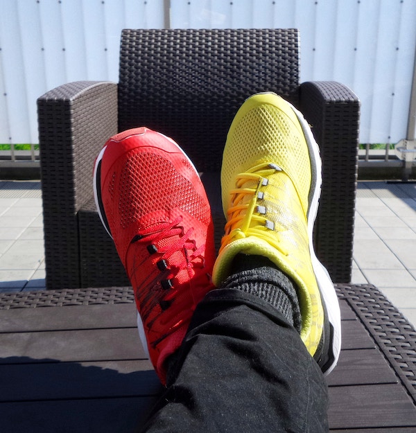 Different_color_shoes