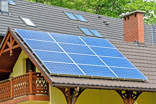 Solar_panels_on_roof