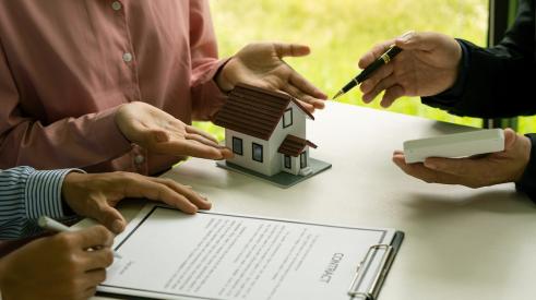 Homebuyers are signing a contract.