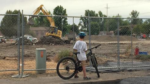 Kid watching construction 