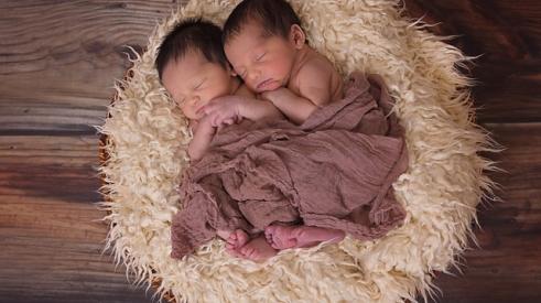 Sleeping_twin_babies