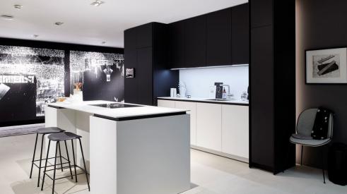 Inspired by 1960s futurism and designed to offer luxury at a variety of price points, German manufacturer Poggenpohl has refreshed its +Segmento cabinetry to appeal to younger buyers. The +Segmento Y collection plays with duality with its black and white matte surfaces, seeking to infuse the kitchen with balance and sartorial chic.