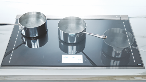 Thermador’s 36-inch Freedom induction cooktop offers the largest fully usable cooking surface in its class. The cooktop’s 56 induction elements allow users to heat up to six pots anywhere on the surface with full freedom of movement; the surface automatically detects cookware and transfers programmed settings to its location. Other features include a full-color touch screen control panel, teppanyaki griddle functionality, and Sapphire Glow visual feedback. When paired with a matching hood, the two appliance