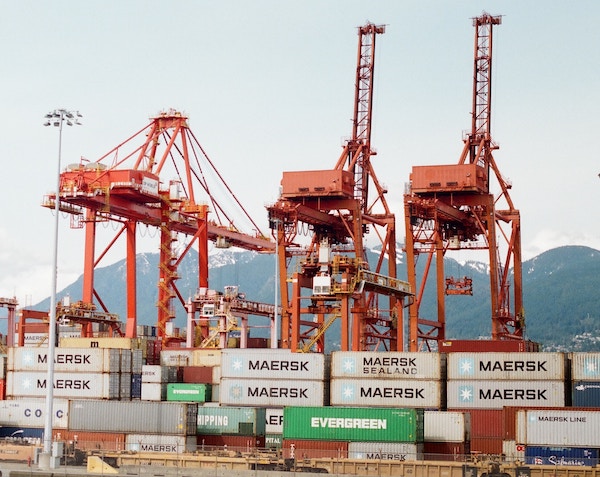 Cranes_at_international_trade_port